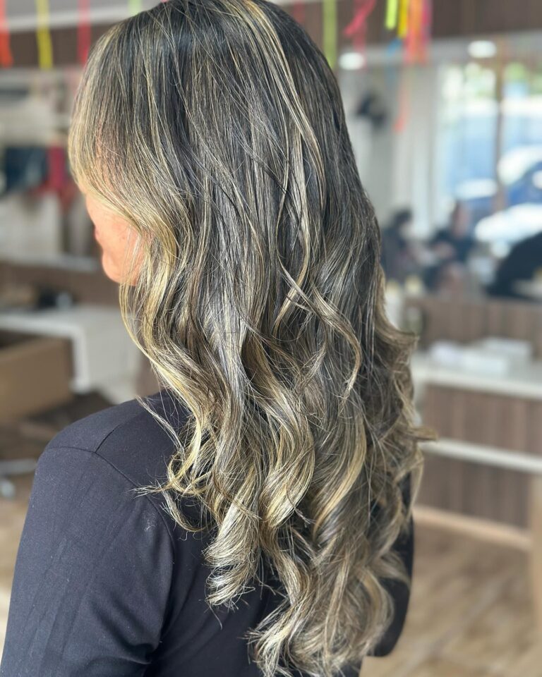Coloração e mechas · Estação de Beleza Vilas — salão de beleza em Vilas do Atlântico, Lauro de Freitas - BA