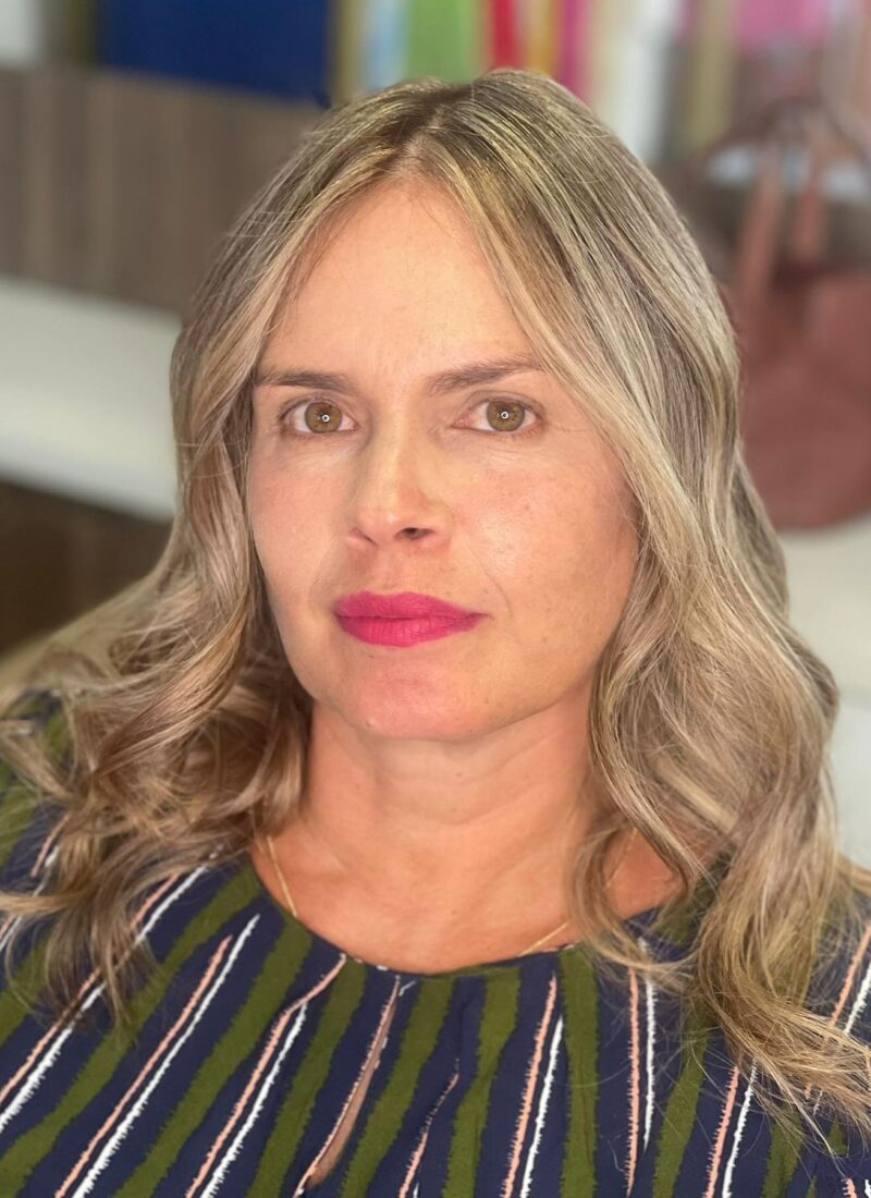Coloração e mechas · Estação de Beleza Vilas — salão de beleza em Vilas do Atlântico, Lauro de Freitas - BA