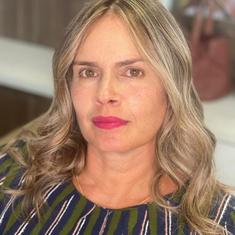 Coloração e mechas · Estação de Beleza Vilas — salão de beleza em Vilas do Atlântico, Lauro de Freitas - BA
