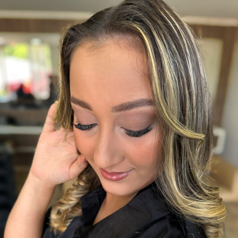 Coloração e mechas · Estação de Beleza Vilas — salão de beleza em Vilas do Atlântico, Lauro de Freitas - BA