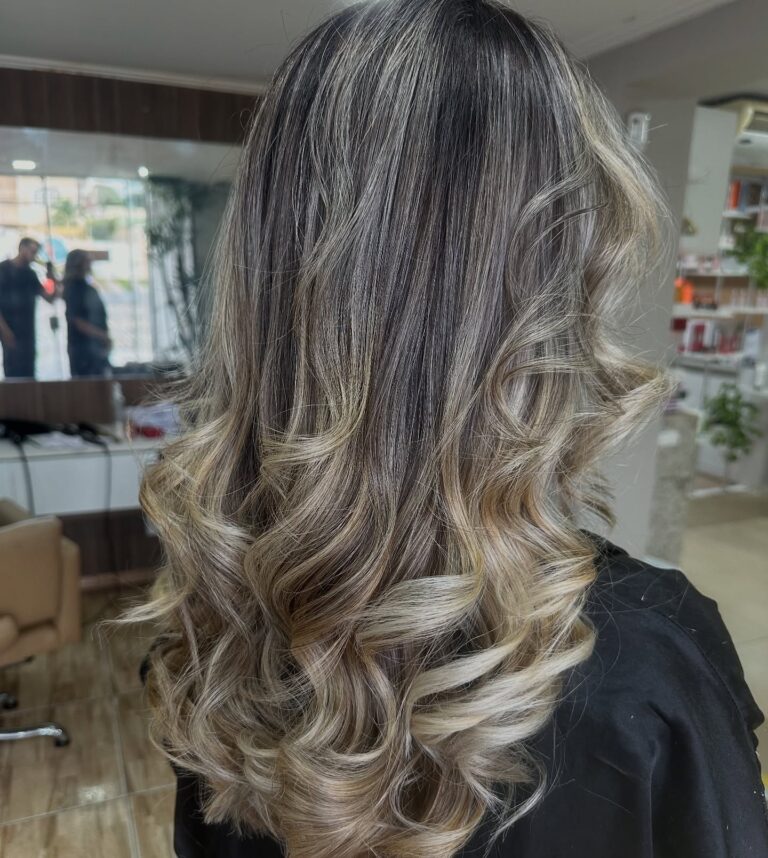 Coloração e mechas · Estação de Beleza Vilas — salão de beleza em Vilas do Atlântico, Lauro de Freitas - BA