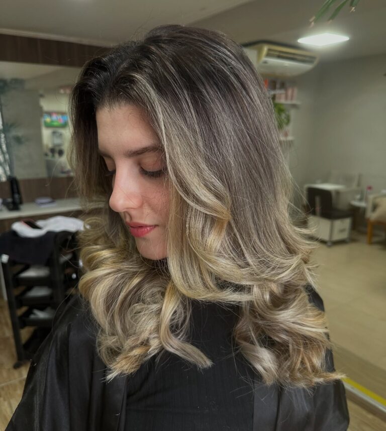 Coloração e mechas · Estação de Beleza Vilas — salão de beleza em Vilas do Atlântico, Lauro de Freitas - BA