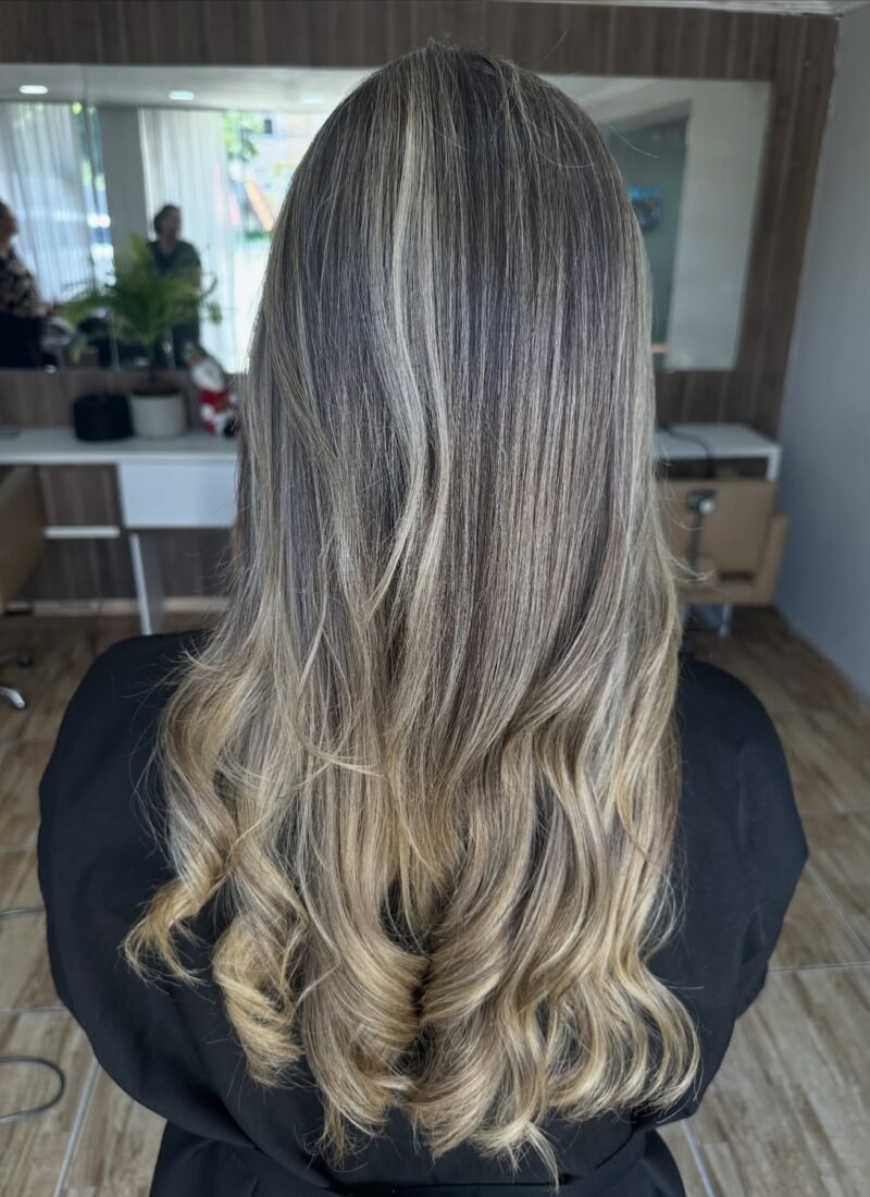 Coloração e mechas · Estação de Beleza Vilas — salão de beleza em Vilas do Atlântico, Lauro de Freitas - BA