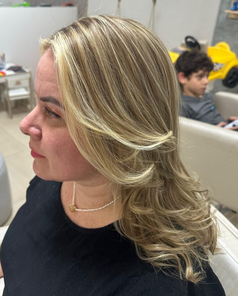 Coloração e mechas · Estação de Beleza Vilas — salão de beleza em Vilas do Atlântico, Lauro de Freitas - BA