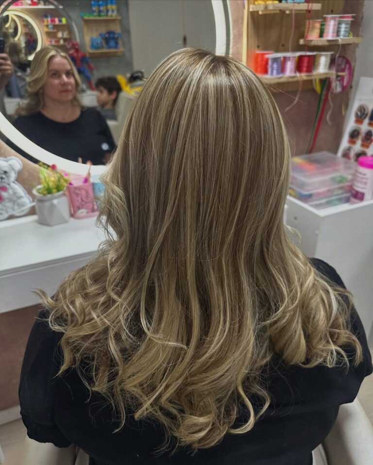 Coloração e mechas · Estação de Beleza Vilas — salão de beleza em Vilas do Atlântico, Lauro de Freitas - BA