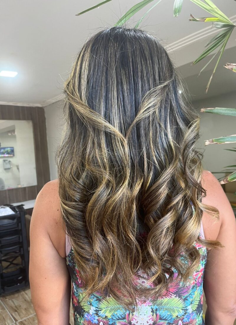 Coloração e mechas · Estação de Beleza Vilas — salão de beleza em Vilas do Atlântico, Lauro de Freitas - BA