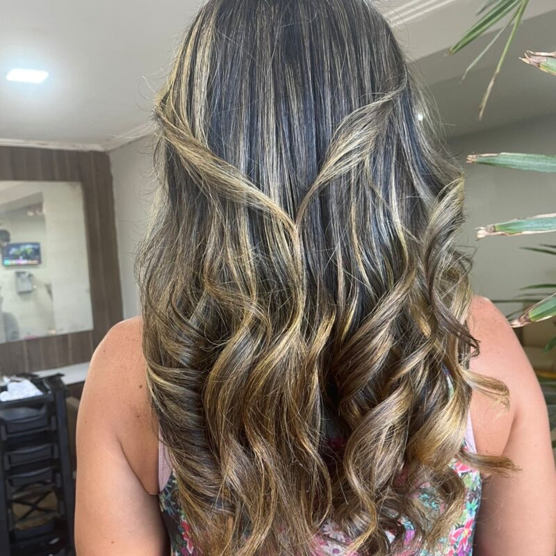 Coloração e mechas · Estação de Beleza Vilas — salão de beleza em Vilas do Atlântico, Lauro de Freitas - BA