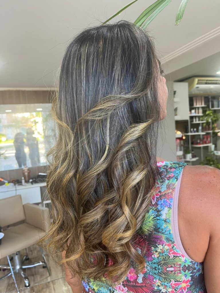 Coloração e mechas · Estação de Beleza Vilas — salão de beleza em Vilas do Atlântico, Lauro de Freitas - BA