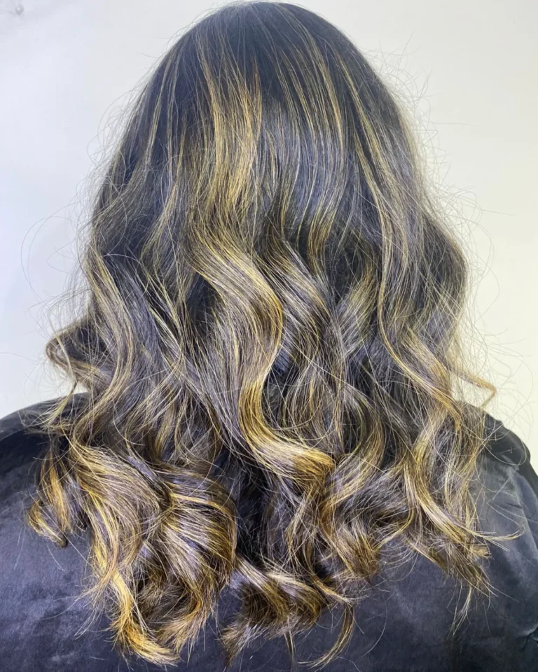 Coloração e mechas · Estação de Beleza Vilas — salão de beleza em Vilas do Atlântico, Lauro de Freitas - BA